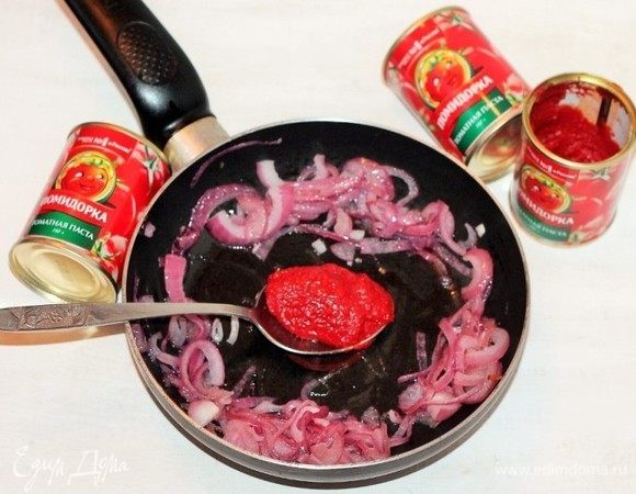 К пассеровке добавляем томатную пасту ТМ «Помидорка» и 1 ст. л. сливочного масла.