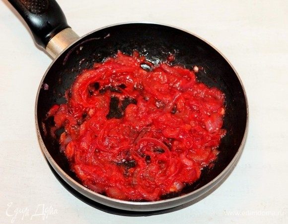 Обжариваем 1–2 минуты и периодически перемешиваем.