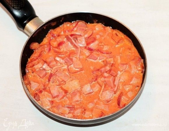 Смешиваем обжарку с мясными продуктами и добавляем молоко, перемешиваем, томим 1–2 минуты и снимаем с плиты.