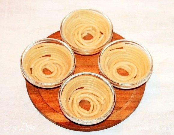 Отваренные макароны укладываем в виде гнезда в смазанные растительным маслом формочки для запекания.