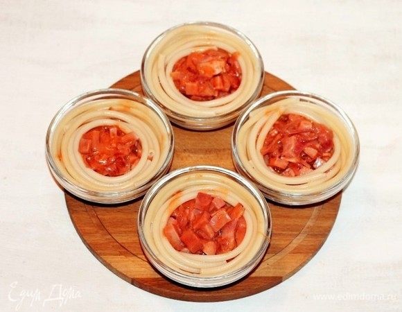 В «гнездо» из макарон кладем мясную начинку с соусом.