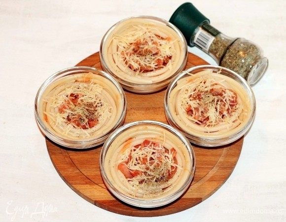 Закрываем верх формочкек неплотно фольгой, чтобы верхний ободок из макарон не подсушить, и отправляем в разогретую до 180°C духовку минут на 15.