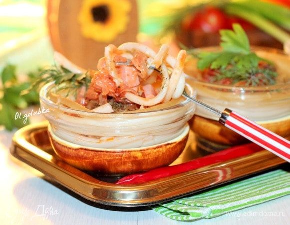 Затем посыпаем тертым сыром и запекаем еще 2–3 минуты до расплавления сыра. Приготовленное блюдо посыпаем свежей порубленной зеленью (у меня петрушка и укроп) и подаем к столу. Приятного аппетита!