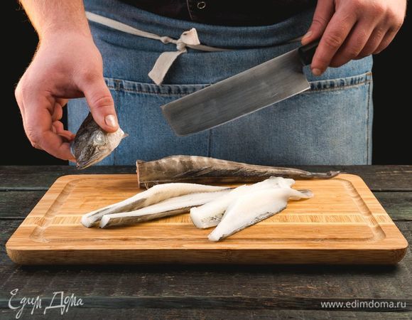 Удалите у рыбы голову, срежьте плавники, нарежьте порционно.