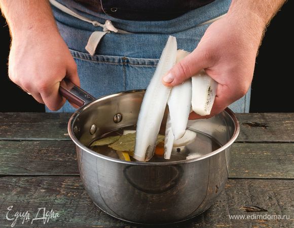 Положите рыбу в кастрюлю, залейте водой, добавьте лавровый лист, лук, морковь, перец горошком и пару долек лимона. Поставьте на огонь и варите в течение 15 минут. Процедите бульон.