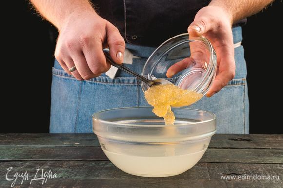 В 100 мл холодной воды замочите желатин на 10 минут. Затем добавьте его в процеженный бульон. Прогрейте бульон на огне, не доводя до кипения.