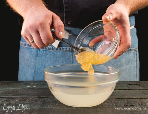 В 100 мл холодной воды замочите желатин на 10 минут. Затем добавьте его в процеженный бульон. Прогрейте бульон на огне, не доводя до кипения.<br />
 