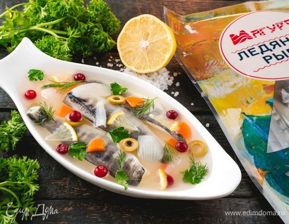 Поставьте в холодильник для застывания на 6-8 часов. Заливное для новогоднего стола готово. Приятного аппетита!