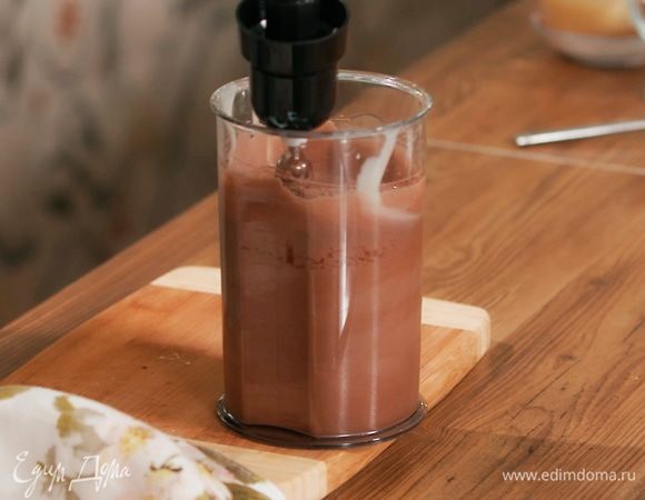 Приготовить начинку: оставшиеся яичные желтки взбить блендером с насадкой-венчиком, всыпать крахмал и продолжать взбивать на небольшой скорости, затем влить половину сгущенного молока, всыпать какао и еще немного взбить, влить оставшуюся сгущенку и взбить все в однородную массу.