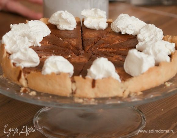 Сливки взбить и украсить тарт.