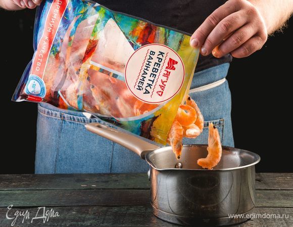 Разморозьте креветки ТМ «Магуро», отварите, очистите от панциря.