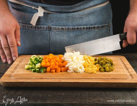 Отварите морковь и куриные яйца. Измельчите свежие и консервированные огурцы, вареные яйца, морковь.