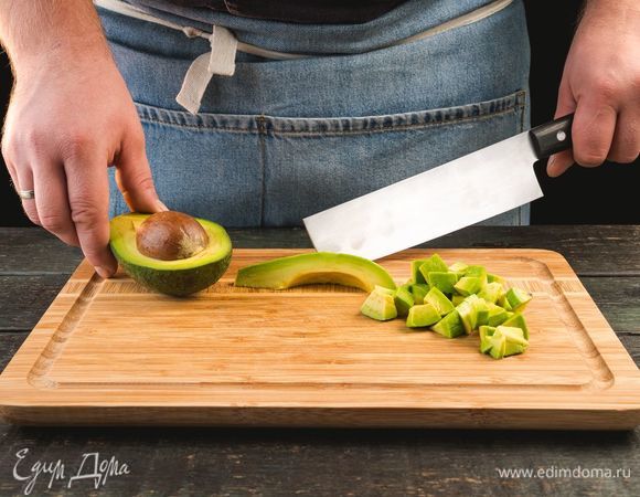 Авокадо очистите от кожуры, удалите косточку и нарежьте кубиками.