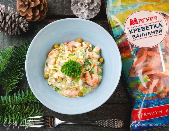 Перед подачей украсьте зеленью по вкусу. Классический новогодний салат в новом исполнении готов. Приятного аппетита!