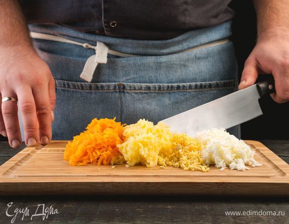 Отварите морковь, картофель и яйца до готовности, остудите, очистите. Отделите желтки от белков. Натрите на терке отваренные ингредиенты, сложите в отдельные емкости.