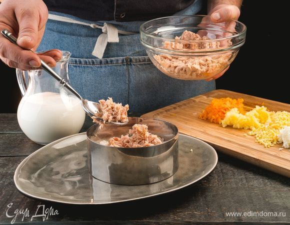 Далее слоями выкладывайте яйца, морковь, лук и картофель. Каждый слой смазывайте натуральным йогуртом.