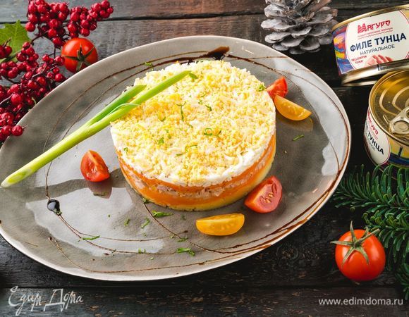 Сверху посыпьте салат солью и тертым сыром. Новогоднее блюдо готово!