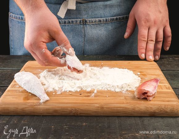 Смешайте муку с черным перцем, обваляйте куски рыбы в этой смеси.