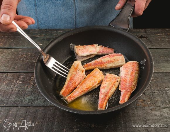 Обжарьте рыбу на растительном масле до появления золотистой корочки.