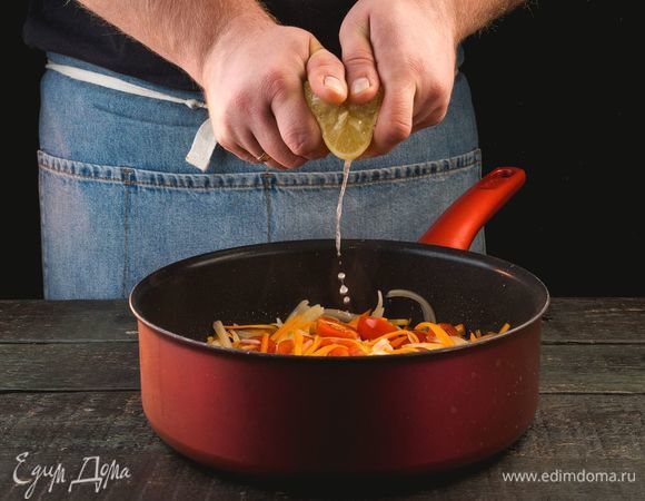 К моркови и луку добавьте помидоры, посолите, поперчите, влейте лимонный сок. Тушите маринад, пока вся жидкость не выпарится.