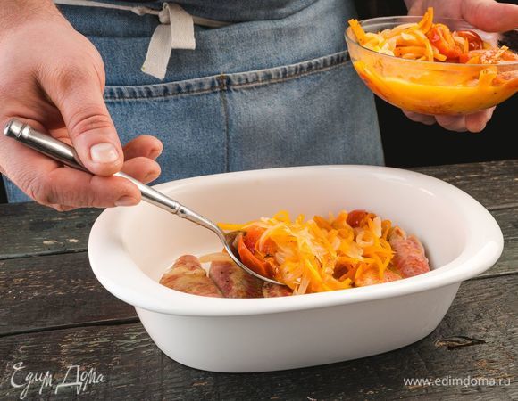 В форму для запекания выложите кусочки рыбы. Сверху залейте маринадом.