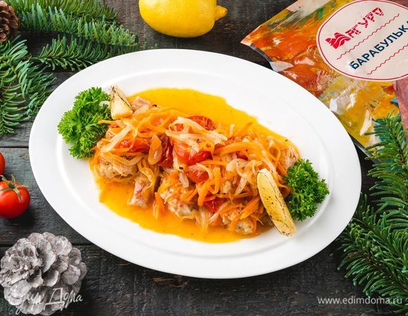 Запекайте рыбу в духовке, разогретой до 170°C, в течение 25–30 минут. Классическое новогоднее блюдо готово. Приятного аппетита!