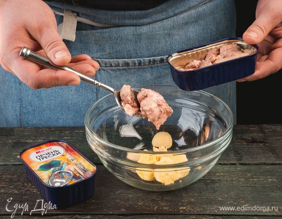 Печень трески ТМ «Магуро» выложите в миску с желтками, разомните вилкой.