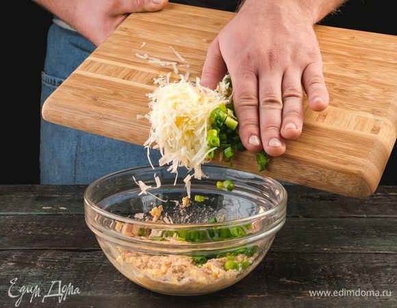 Добавьте измельченный лук и мелко натертый сыр. Заправьте солью, перцем и лимонным соком.