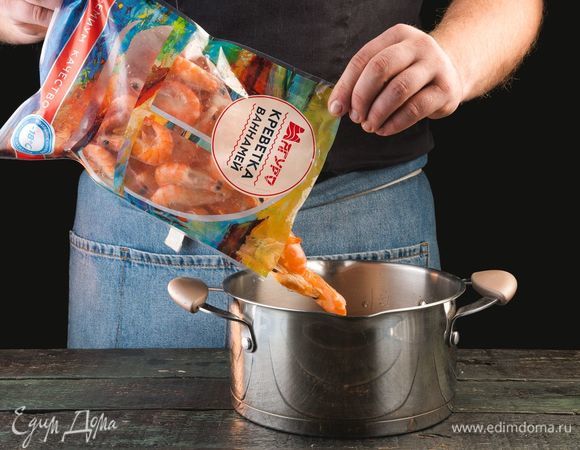 Разморозьте креветки ТМ «Магуро», отварите, очистите от панциря, сбрызните их лимонным соком.