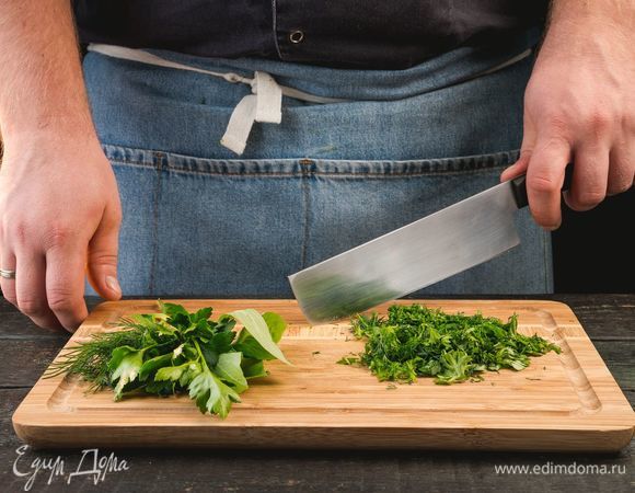 Измельчите базилик, петрушку и укроп.