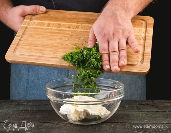 Добавьте зелень к мягкому сыру. Тщательно перемешайте.