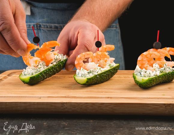 Сверху получившейся основы вставьте креветки в виде паруса. Закуска готова!