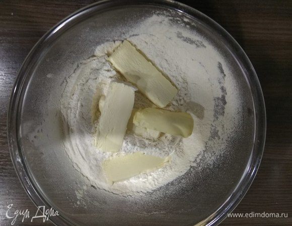 Для начала делаем песочное тесто. Соединяем в миске просеянную муку, кардамон и холодное сливочное масло.