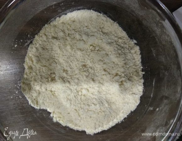 Ножом тщательно рубим массу, пока она не станет консистенции песка.