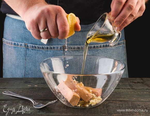 Добавьте перец, соль, оливковое масло, лимонный сок и мелконарезанный чеснок.