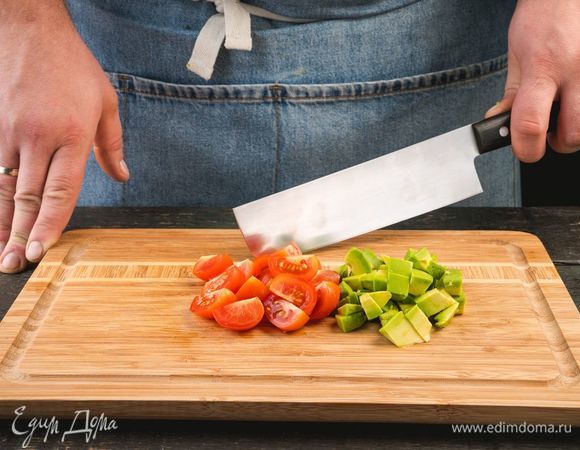 Очистите авокадо, удалите косточку. Помидоры и авокадо нарежьте кубиками.