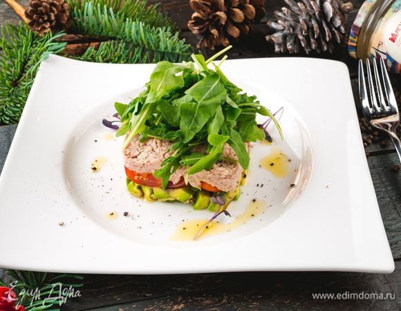 Снимите кольцо. Готовое блюдо украсьте руколой и подавать к столу. Приятного аппетита!