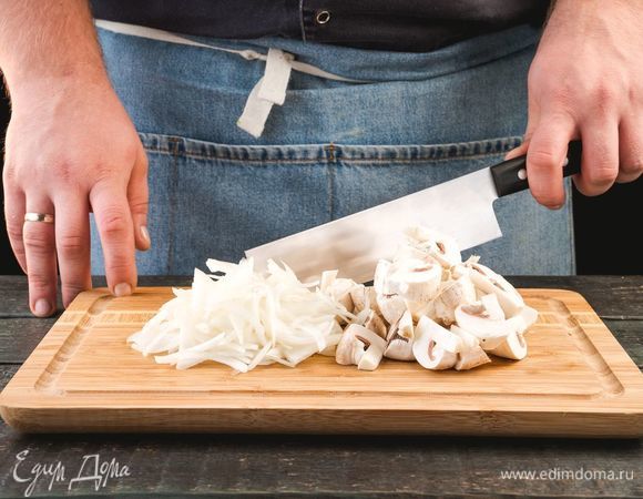 Измельчите грибы и репчатый лук.