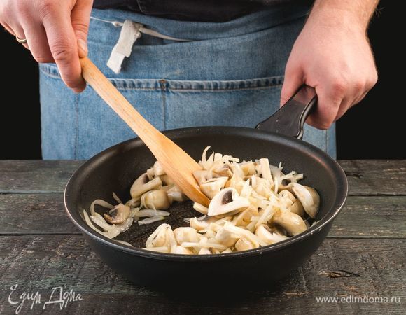 Обжарьте шампиньоны и лук на оливковом масле 3–4 минуты.