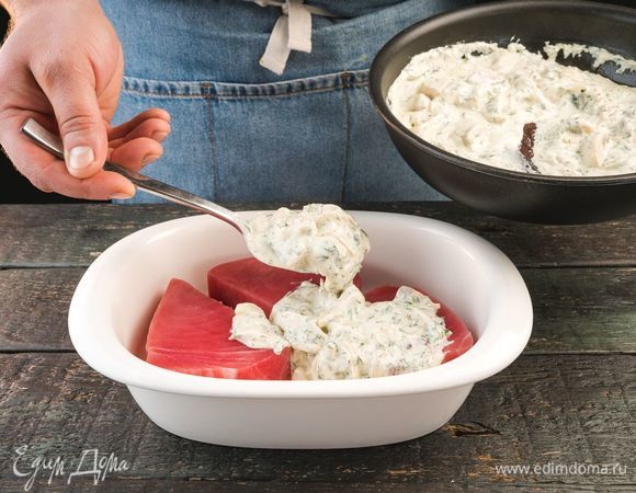 В форму для выпекания выложите рыбу и залейте сметанно-грибным соусом. Закройте фольгой сверху.