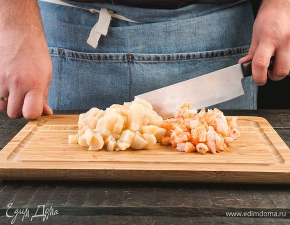 Измельчите морепродукты ножом.