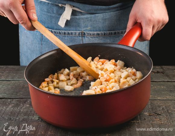 Слегка обжарьте морепродукты.