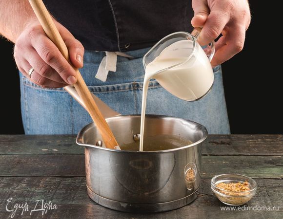 Добавьте полстакана воды и сливки, перемешайте, доведите до кипения. Посолите, поперчите, положите горчицу. Снимите с огня и дайте немного остыть.