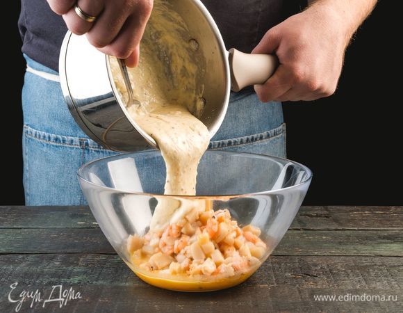 Яичные желтки взбейте и добавьте к ним сливочно-горчичную смесь. Добавьте измельченные креветки и гребешки ТМ «Магуро».