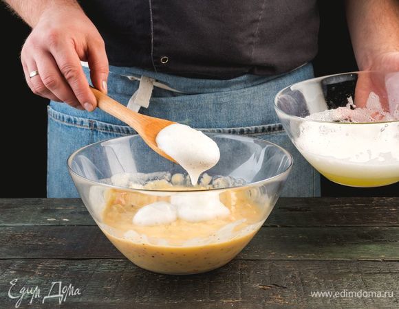 Белки отдельно взбейте в пышную пену и вмешайте в массу с морепродуктами.