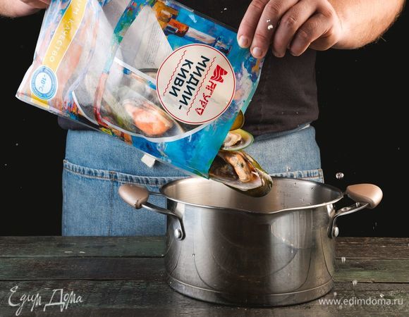 Разморозьте мидии-киви ТМ «Магуро». Отварите в горячей воде в течение 2 минут.