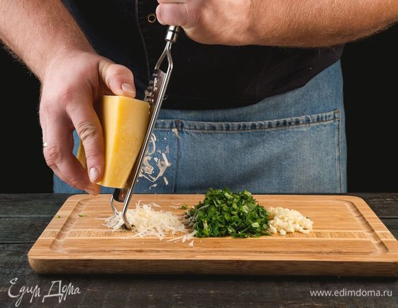 Измельчите зелень и чеснок, сыр натрите на мелкой терке. Перемешайте.
