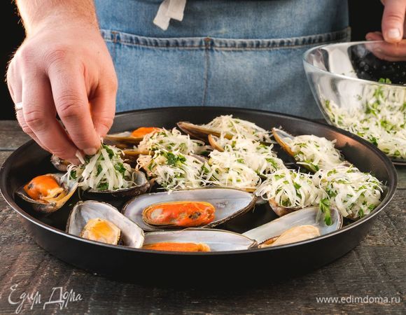 Положите начинку в мидии.