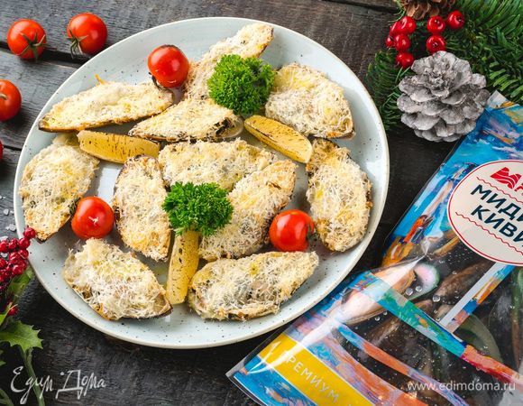 Поставьте мидии на противень и запекайте в разогретой до 200°C духовке в течение 5–7 минут. Перед подачей сбрызните лимонным соком.