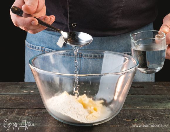 Смешайте муку, сливочное масло и 0,25 ч. л. соли, влейте воду.